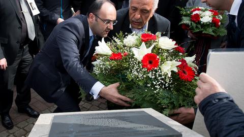 Der Vater von Hali Yozgat, Ismael Yozgat (rechts), und der türkische Generalkonsul Burak Kararti legen 2017 auf dem Halitplatz in Kassel einen Kranz nieder.