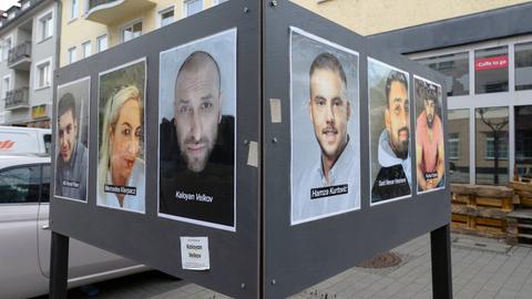 Fotos auf dem Heumarkt in Hanau erinnern an die Opfer des rassistischen Anschlags im Jahr 2020. 