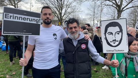 Teilnehmer der Demo in Hanau