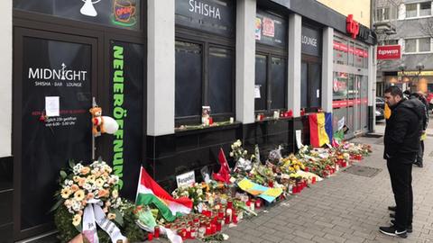 Blumen und Trauergebinde vor der Shisha-Bar Midnight in Hanau, einem der Tatorte des rassistischen Anschlags