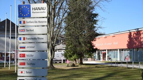 Ein Schilderbaum mit den Schildern der verschiedenen Partnerstädte Hanaus steht an einer Straße
