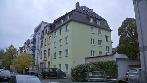 Gelb gestrichenes Mehrparteienhaus im Frankfurter Gallus, das dem Ex-Fußballstar Hasan Salihamidžić gehört