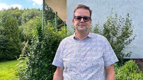 Der Bürgermeister von Wesertal, Cornelius Turrey (SPD), trägt eine Sonnenbrille und ein helles, gemustertes Kurzarmhemd.