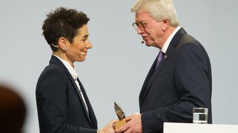 Ministerpräsident Volker Bouffier überreicht den Walter-Lübcke-Demokratie-Preis 2020 an die Journalistin Dunja Hayali.