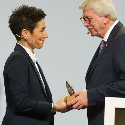 Ministerpräsident Volker Bouffier überreicht den Walter-Lübcke-Demokratie-Preis 2020 an die Journalistin Dunja Hayali.