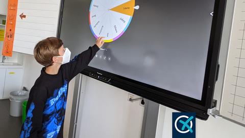 Ein Schüler der Herderschule bedient die digitale Tafel.