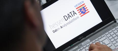 Foto eines Laptops, auf dessen Bildschirm die Plattform "Hessen-Data" zu sehen ist.