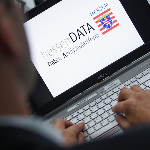Foto eines Laptops, auf dessen Bildschirm die Plattform "Hessen-Data" zu sehen ist.