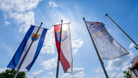 Das Wappen von Pfungstadt, der Hessen-Löwe und die "Hessentags-Flagge" wehen im Wind.