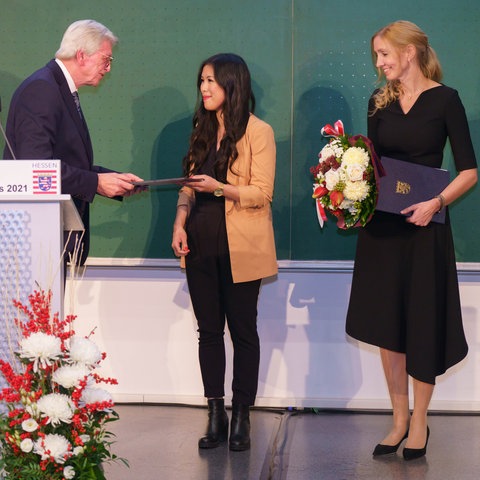 Ministerpräsident Bouffier verleiht im Frankfurter Uniklinikum der Wissenschaftsjournalistin Nguyen-Kim und Virologin Ciesek (v.l.) den Hessischen Kulturpreis. 
