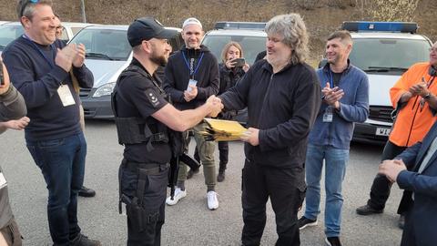 Der Frankfurter Polizeihauptkommissar Christian Klas (rechts) übergibt den Ukrainern die Hilfsgüter.