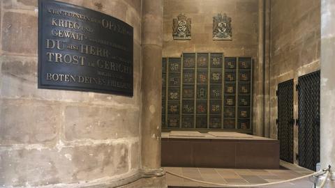 Gedenktafel für Opfer von Krieg und Gewalt neben dem Grab