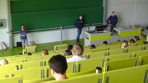 Hörsaal der Uni Kassel - Studierende in großem Abstand - alle tragen Mundschutz