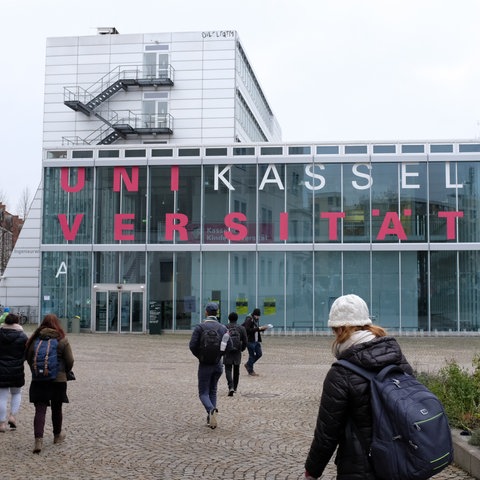 Studenten in Winterkleidung laufen zur Universität Kassel