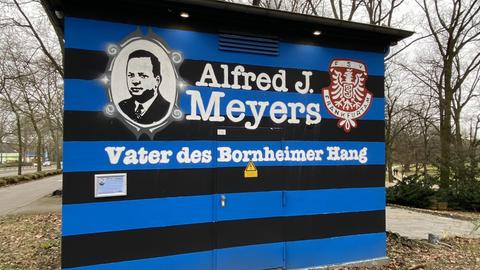 Das Denkmal für Alfred J. Meyers,  den jüdischen Vereinspräsidenten des FSV Frankfurt, das nun aktive Fans am Frankfurter Ostpark gestaltet haben. 