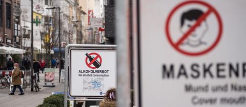 Schilder machen in der Offenbacher Fußgängerzone auf das Alkoholverbot und die Maskenpflicht aufmerksam. 