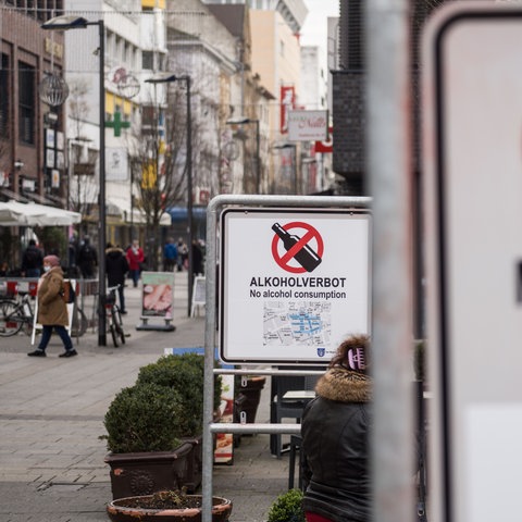 Schilder machen in der Offenbacher Fußgängerzone auf das Alkoholverbot und die Maskenpflicht aufmerksam. 
