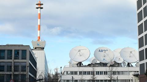 Gebäude und Antennen mit hr-Beschriftung