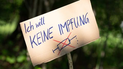 "Ich will keine Impfung" steht auf einem Plakat, welches das ganze Foto ausfüllt.