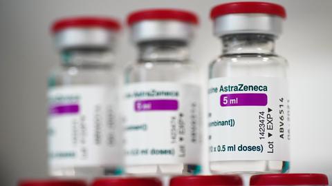 Drei Fläschchen in Großaufnahme mit dem Impfstoff von Astrazeneca.