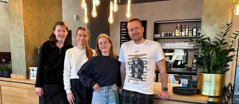 Ein Teil der Café-Crew (v.l.n.r): Die Mitarbeiterinnen Assunta Schröbel und Aylin Glock, Betriebsleiterin Paulina Klimak und Betriebsleiter Sascha Nuhn.