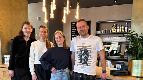 Ein Teil der Café-Crew (v.l.n.r): Die Mitarbeiterinnen Assunta Schröbel und Aylin Glock, Betriebsleiterin Paulina Klimak und Betriebsleiter Sascha Nuhn.