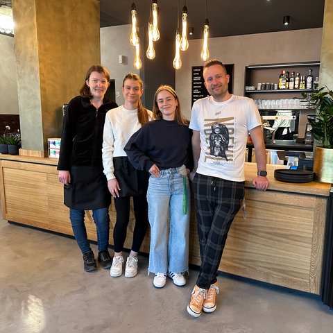 Ein Teil der Café-Crew (v.l.n.r): Die Mitarbeiterinnen Assunta Schröbel und Aylin Glock, Betriebsleiterin Paulina Klimak und Betriebsleiter Sascha Nuhn.