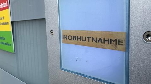 Schild am Eingang der Inobhutnahme-Einrichtung in Bensheim