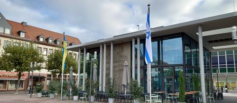 Israel-Flagge an Fahnenmast neben weiterem Fahnenmast mit Ukraine-Flagge.