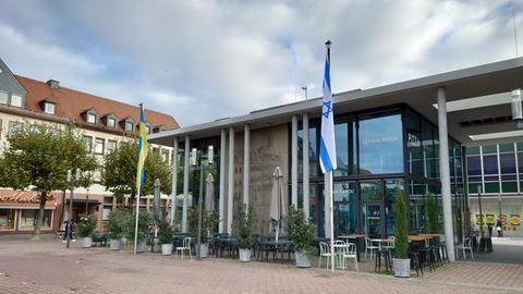 Israel-Flagge an Fahnenmast neben weiterem Fahnenmast mit Ukraine-Flagge.