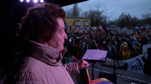Holocaust-Überlebende Gisela Jäckel spricht auf Demo in Wetzlar