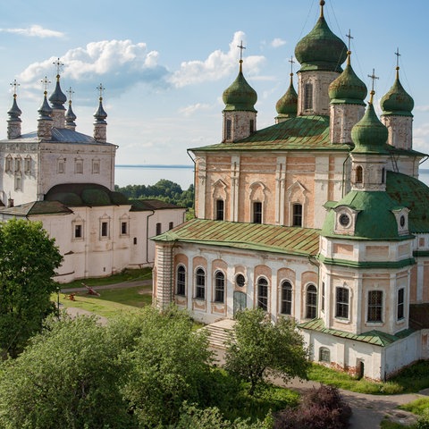 Blick aus der Vogelperspektive auf die Gebäude des Goritskij Mariä Himmelfahrt-Kloster. Die Gebäude haben viele zwiebelförmige Türme bzw. Dächer, die grün eingefärbt erscheinen. 