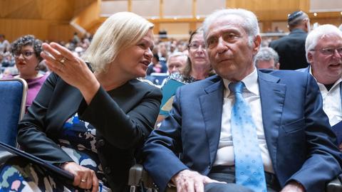 Bundesinnenministerin Nancy Faeser (SPD) und Salomon Korn, Vorstandsvorsitzender der Jüdischen Gemeinde Frankfurt beim Festakt
