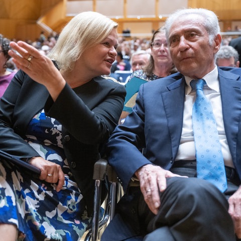 Bundesinnenministerin Nancy Faeser (SPD) und Salomon Korn, Vorstandsvorsitzender der Jüdischen Gemeinde Frankfurt beim Festakt