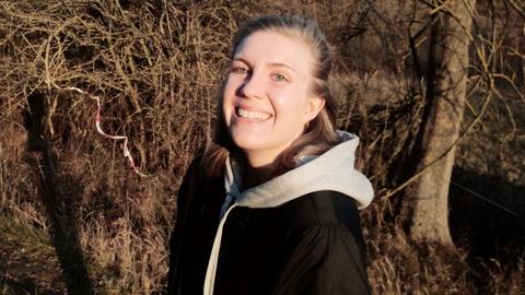 Die 28-jährige Hannah Tinnefeld lacht in die Kamera