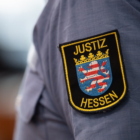 Abzeichen mit Schriftzug "Justiz Hessen"