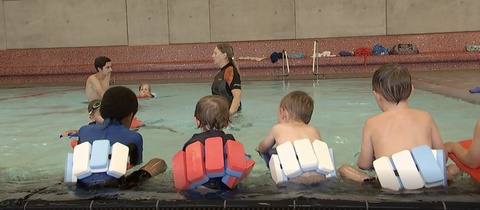 Kinder frösteln beim Schwimmkurs