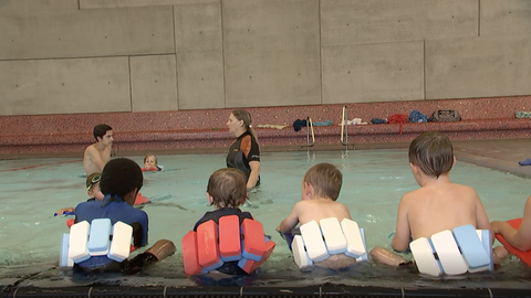 Kinder frösteln beim Schwimmkurs