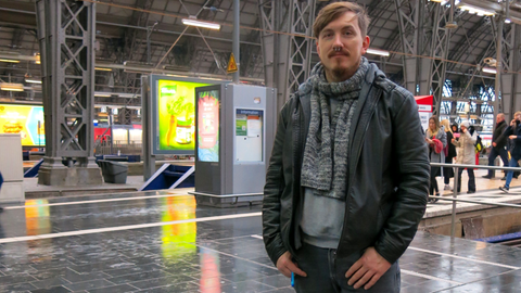 Ein Mann in schwarzer Lederjacke steht am Frankfurter Hauptbahnhof vor einem Gleis.
