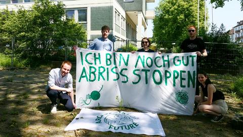 Studierende und Aktivisten der Gruppe "Architects 4 Future" vor dem alten Versorgungsamt in der Frankfurter Straße.