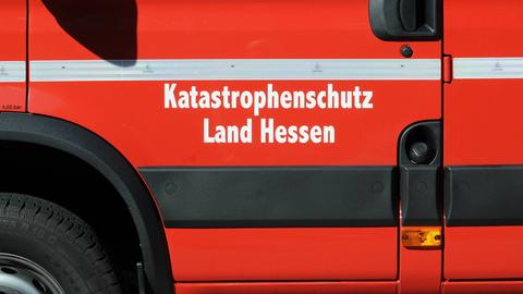 "Katastrophenschutz Land Hessen" steht in weißen Buchstaben auf einem roten Hintergrund (lackiertes Kraftfahrzeug).
