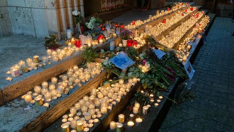 An der Westend-Synagoge in Frankfurt zünden Teilnehmer der Demonstration "Nie wieder ist jetzt" Kerzen an.