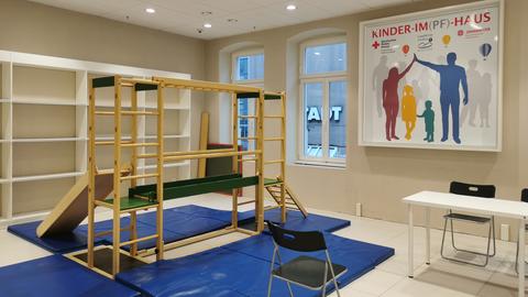 Im ersten speziellen Kinderimpfhaus Mittelhessens: ein kleines Klettergerüst steht in der Mitte des Raumes, an der rechten Seite stehen Tische und Stühle für die Impfberatung.