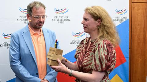 Floria-Franziska von Hessen überreicht Hajo Seppelt den Deutschen Kinderschutzpreis