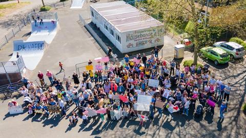 Eltern und Kinder der Kita Mäusebande in Breuberg vor der Containeranlage neben einem Skatepark