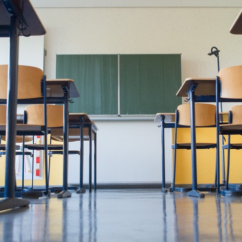 Blick auf die Tafel aus der Froschperspeektive in einem leeren Klassenraum
