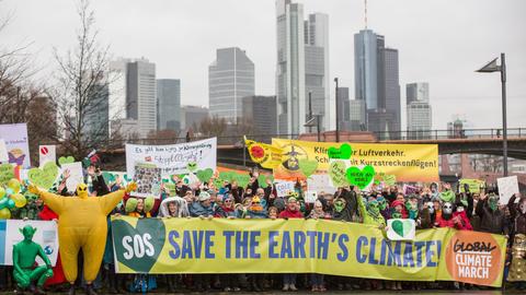 Aktivisten für den Klimaschutz protestieren anlässlich des Klimagipfels in Paris in Frankfurt.