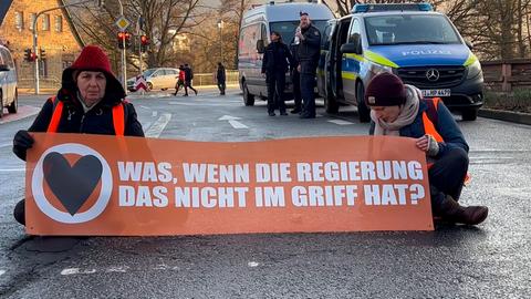 Klimaaktivisten kleben sich in Marburg auf den Rudolphsplatz