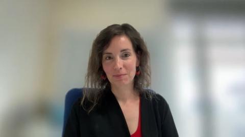 Psychologin Julia Asbrand vor einem verschwommenen Hintergrund