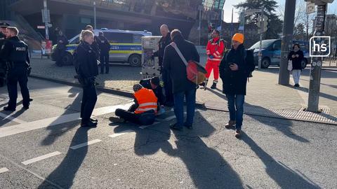 Aktivisten der "Letzten Generation" haben sich in Darmstadt auf die Straße vor der TU geklebt.